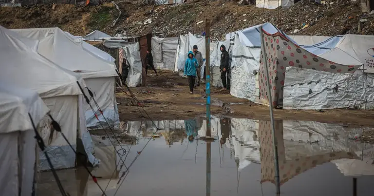 প্রবল বৃষ্টিতে ছিঁড়ে গেছে তাঁবুগুলো
